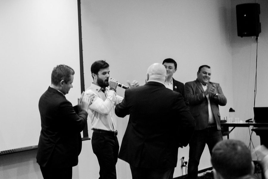 Felipe Godoi no palco na época do multinível